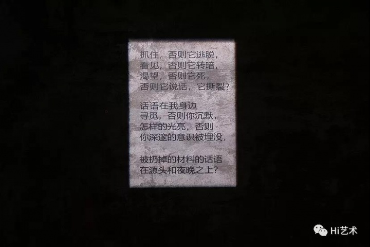 二楼展厅起始的无名诗出自法国诗人伊夫·博纳富瓦的诗集《杜弗的动与静》
二楼展厅起始的无名诗出自法国诗人伊夫·博纳富瓦的诗集《杜弗的动与静》