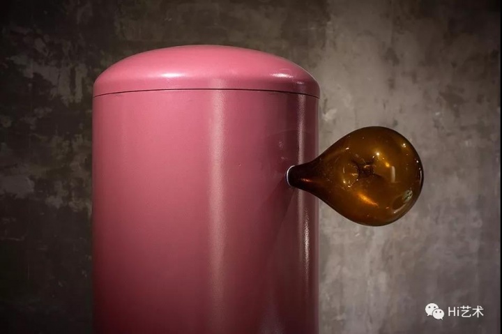 珠光上漆的表面随意生长出异形的茶色玻璃
珠光上漆的表面随意生长出异形的茶色玻璃