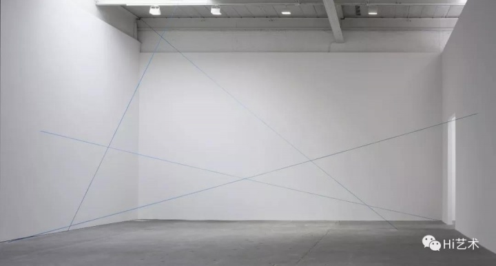 2018年卓纳的“极简主义群展”上Fred Sandback的作品《Untitled (Scultpural Study, Four-part Mikado Construction)》
2018年卓纳的“极简主义群展”上Fred Sandback的作品《Untitled (Scultpural Study, Four-part Mikado Construction)》