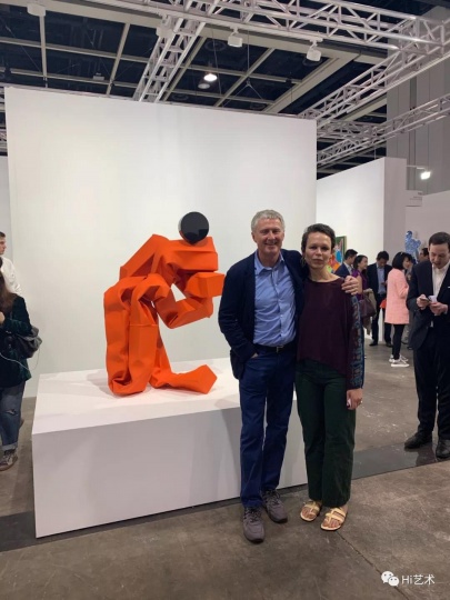 2019香港巴塞尔卓纳画廊展位,大卫·卓纳与艺术家卡罗尔·波威在现场合影,身后为卡罗尔为这次展会特意创作的雕塑作品
2019香港巴塞尔卓纳画廊展位,大卫·卓纳与艺术家卡罗尔·波威在现场合影,身后为卡罗尔为这次展会特意创作的雕塑作品