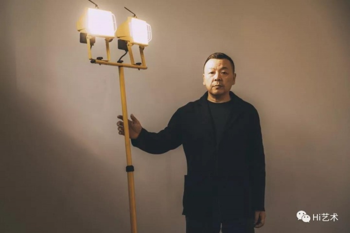 艺术家 刘野,摄影:神思远
艺术家 刘野,摄影:神思远
