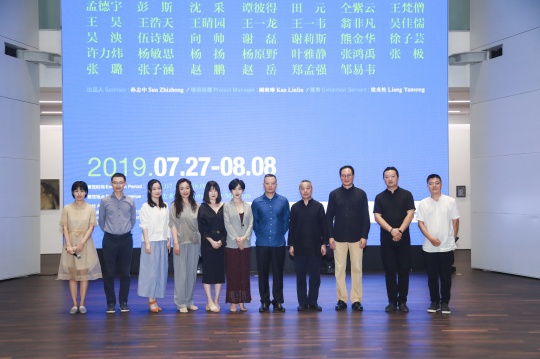项目主创与开幕嘉宾,左起:阚琳琳,魏祥奇,孙欣,章燕紫,徐梦可,王尤,李保刚,陈湘波,孙志中,于向溟,梁炎松
项目主创与开幕嘉宾,左起:阚琳琳,魏祥奇,孙欣,章燕紫,徐梦可,王尤,李保刚,陈湘波,孙志中,于向溟,梁炎松