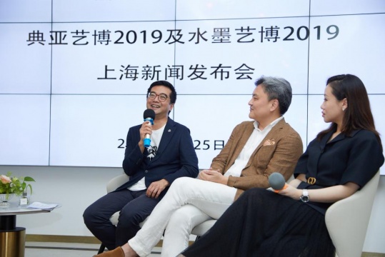 典亚艺博创始人黑国强先生,松荫艺术负责人潘敦先生,洁思园画廊总监萧安琪女士(从左往右)
典亚艺博创始人黑国强先生,松荫艺术负责人潘敦先生,洁思园画廊总监萧安琪女士(从左往右)