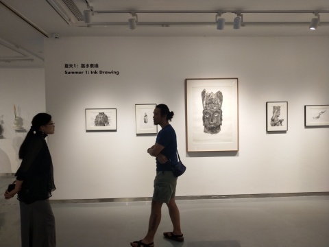 展览现场,鹿野骋(b.1987)所画的纸本佛像
展览现场,鹿野骋(b.1987)所画的纸本佛像