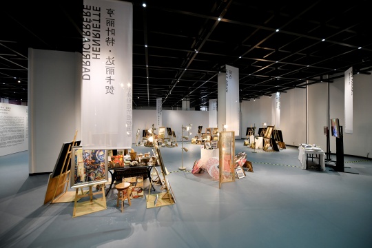 发布会现场的微软小冰画展
发布会现场的微软小冰画展