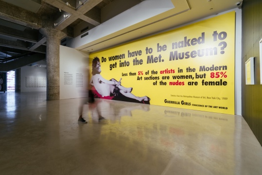 展览现场，游击队女孩（艺术家组合）作品《女性一定要裸体才能进入大都会博物馆吗？》
