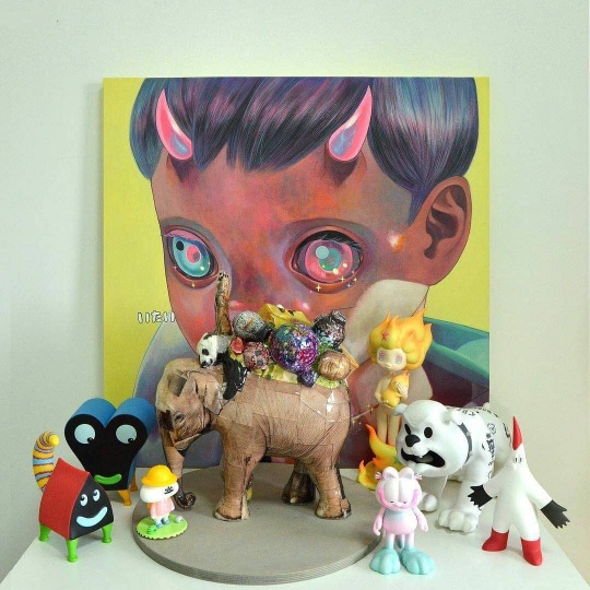 下田光的绘画作品，中间的“大象”是权五祥的雕塑，以及一些设计师玩具
