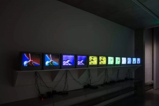 张培力 “作业一号” 6频12画面录像装置 1992
张培力 “作业一号” 6频12画面录像装置 1992