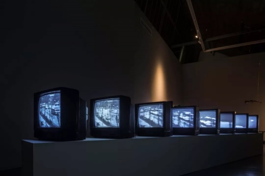 张培力 “焦距” 8频8画面录像装置 有声,彩色 1996
张培力 “焦距” 8频8画面录像装置 有声,彩色 1996