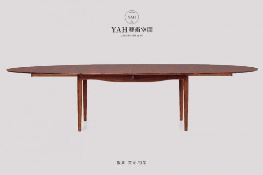 犹大桌又名银币桌,最初是芬·尤尔设计给自己家中使用的一件家具作品,设计师的巧思在桌面上嵌入的30枚圆形金属银片,这个意象让人联想到达文西名画 犹大桌又名银币桌,最初是芬·尤尔设计给自己家中使用的一件家具作品,设计师的巧思在桌面上嵌入的30枚圆形金属银片,这个意象让人联想到达文西名画
