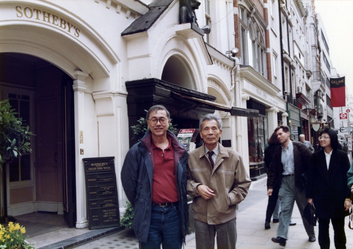 1992年，蔡斯民与吴冠中在伦敦苏富比公司门口
