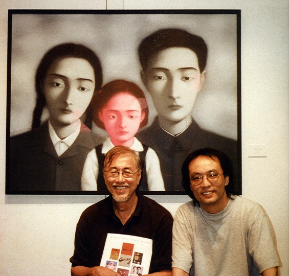 1997年“红与灰”展览现场，蔡斯民与张晓刚

