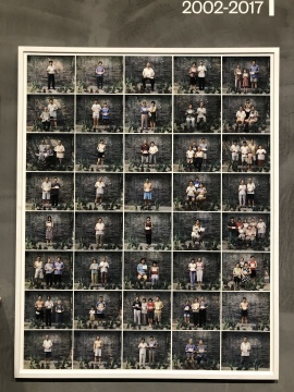 2002年，徐勇拍摄了即将拆除的小方家胡同里180多位居民的肖像，创作了作品《小方家胡同》；并在15年后的2017年持续他的艺术实践
