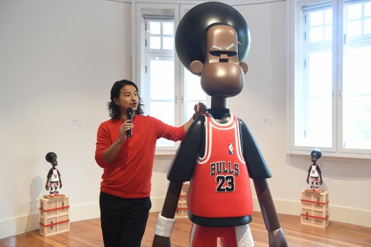 艺术家刘建文在展览现场
