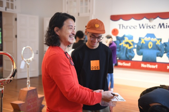 艺术家刘建文在展览现场
