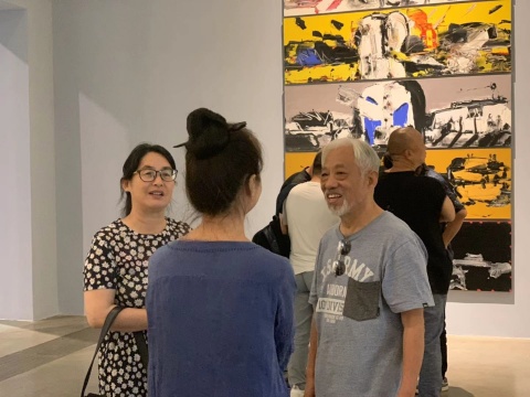 栗宪庭（右）与刘锋植的妻子（中）
