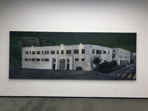 《夜的展览馆》 150×400cm 布面油画 2019
《夜的展览馆》 150×400cm 布面油画 2019