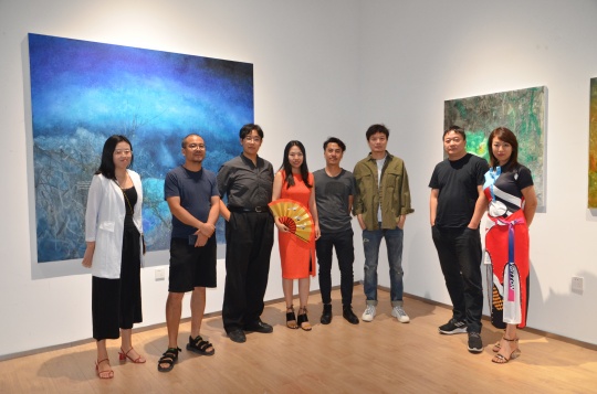 艺术家李瑞(右四)与策展人赵倩颖(左四)
艺术家李瑞(右四)与策展人赵倩颖(左四)