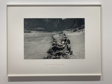 《长江与石线,中国》 84.5×112.5×3.8cm 摄影与手写文本 2010
《长江与石线,中国》 84.5×112.5×3.8cm 摄影与手写文本 2010