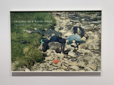 《落入河中,苏格兰》 87×129×4cm 摄影 1998 《落入河中,苏格兰》 87×129×4cm 摄影 1998