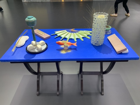 钟云舒 《套餐》 120×70×2cm 综合材料 2019
钟云舒 《套餐》 120×70×2cm 综合材料 2019