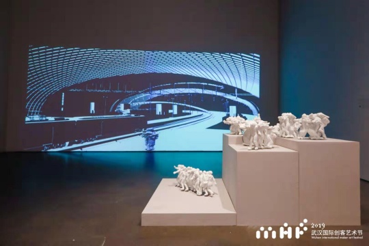 缪晓春 “陀螺舞” 影像投影和3D雕塑 2018
