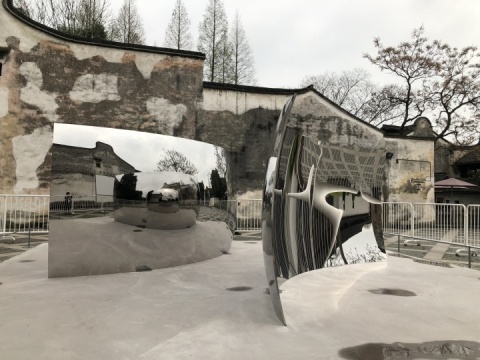第二届乌镇国际艺术双年展，安尼施·卡普尔《双眩》 225x480x60cm+217.8x480x101.6cm  雕塑，不锈钢 2012
