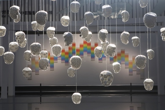 《有关“一道彩虹”认真的玩笑》 20×80cm×31 石英砂、胶、UV油墨 2016《如沙·果》 400×400×380cm 装置 2015 《有关“一道彩虹”认真的玩笑》 20×80cm×31 石英砂、胶、UV油墨 2016《如沙·果》 400×400×380cm 装置 2015
