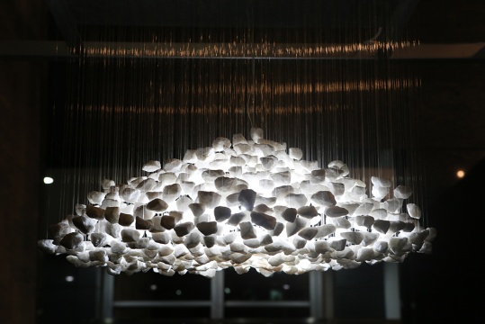 《云3》 90×50cm×30 装置(白云石、鱼线) 2016
《云3》 90×50cm×30 装置(白云石、鱼线) 2016