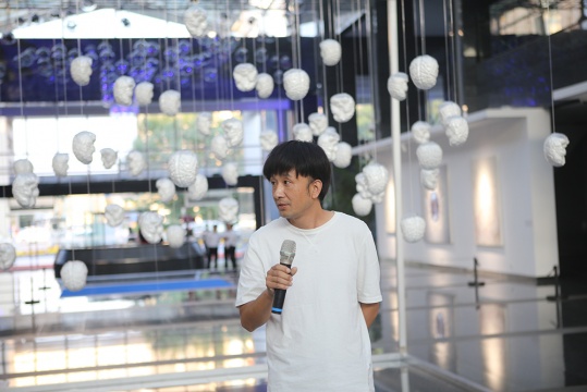 艺术家王维峰在开幕现场发言 艺术家王维峰在开幕现场发言