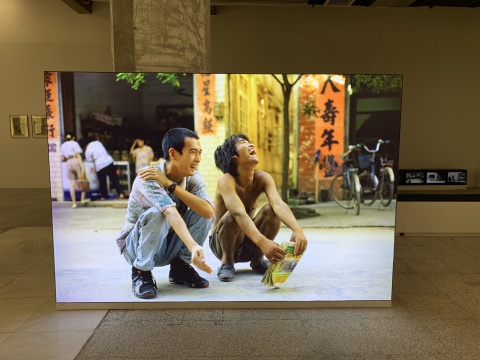 郑国谷 《我和我的老师》 200×238cm 灯箱照片 1993
郑国谷 《我和我的老师》 200×238cm 灯箱照片 1993