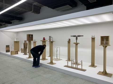 王鲁炎 《对应的非对应性》 不规则尺寸 纸雕装置 2018
王鲁炎 《对应的非对应性》 不规则尺寸 纸雕装置 2018