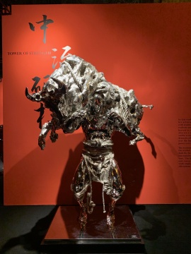 《中流砥柱》 10×140×250cm 不锈钢 2014
《中流砥柱》 10×140×250cm 不锈钢 2014