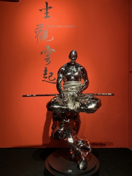 《坐观云起》 163×71×210cm 不锈钢 2019
《坐观云起》 163×71×210cm 不锈钢 2019