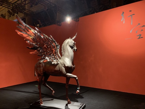 《行空》 230×134×305cm 不锈钢 2019
《行空》 230×134×305cm 不锈钢 2019
