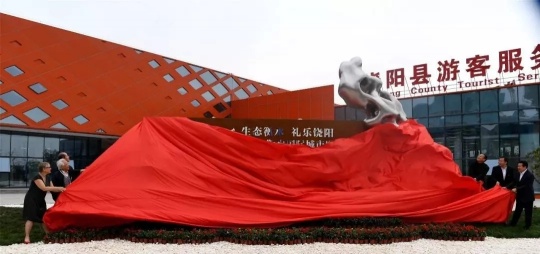 中共衡水市委常委、宣传部长马福华,衡水市人民政府副市长、中共饶阳县委书记吴波,饶阳县人民政府县长左俊勇,中央美术学院教授、原党委书记、中国雕塑学会顾问盛杨,英国皇家雕塑家协会会长Clare Burnett,北京城市规划学会秘书长公共空间与城市雕塑专委会主任、首都城市雕塑艺术委员会原办公室主任于化云共同为30件雕塑作品揭幕。 中共衡水市委常委、宣传部长马福华,衡水市人民政府副市长、中共饶阳县委书记吴波,饶阳县人民政府县长左俊勇,中央美术学院教授、原党委书记、中国雕塑学会顾问盛杨,英国皇家雕塑家协会会长Clare Burnett,北京城市规划学会秘书长公共空间与城市雕塑专委会主任、首都城市雕塑艺术委员会原办公室主任于化云共同为30件雕塑作品揭幕。
