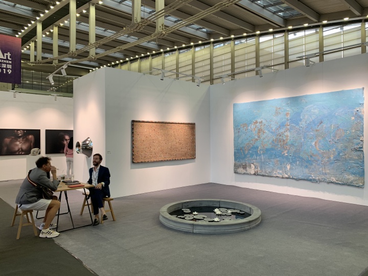常青画廊展位现场，右侧大幅蓝色乔瓦尼·欧祖拉作品已售
