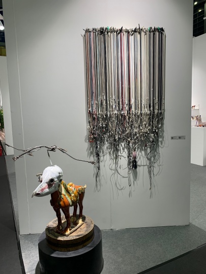 TONG GALLERY+PROJECTS带来六位年轻艺术家作品,均价在5万元以内,童昆鸟装置作品,单价4万多元
TONG GALLERY+PROJECTS带来六位年轻艺术家作品,均价在5万元以内,童昆鸟装置作品,单价4万多元