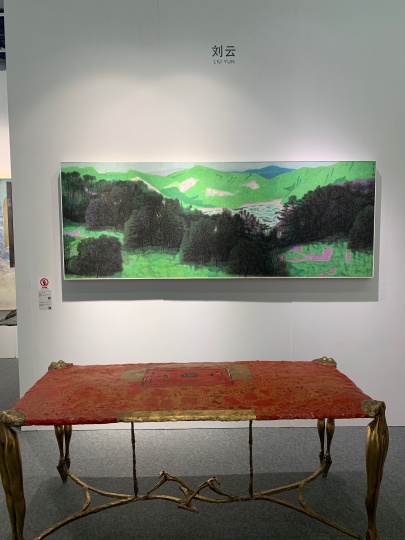艾米李画廊展位现场，颇具辨识度的刘云的水墨和法国艺术家让·雅克·阿尔盖勒（Jean-Jacques Argueyrolles）的大漆作品
