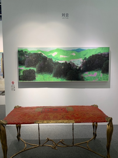艾米李画廊展位现场,颇具辨识度的刘云的水墨和法国艺术家让·雅克·阿尔盖勒(Jean-Jacques Argueyrolles)的大漆作品
艾米李画廊展位现场,颇具辨识度的刘云的水墨和法国艺术家让·雅克·阿尔盖勒(Jean-Jacques Argueyrolles)的大漆作品