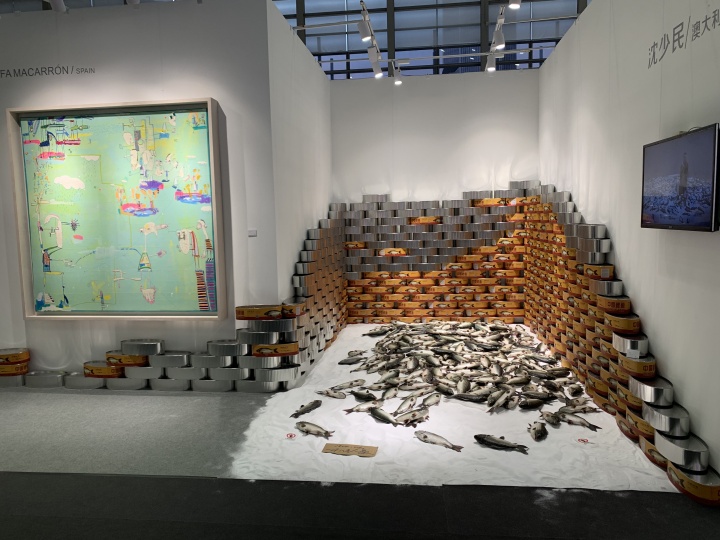  

丁丁&凡亚国际艺术空间展位最贵，西班牙艺术家Rafa Macarrón的作品，88.8万元（左）；沈少民《中国鲤鱼》，1800元/条（右）
