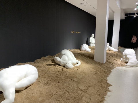 赵能智时隔三年最新个展 生命在挣扎中“蠕行” 赵能智时隔三年最新个展 生命在挣扎中“蠕行”