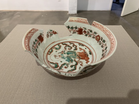 王亮收藏(明)成化红绿彩夜读春秋碗
王亮收藏(明)成化红绿彩夜读春秋碗