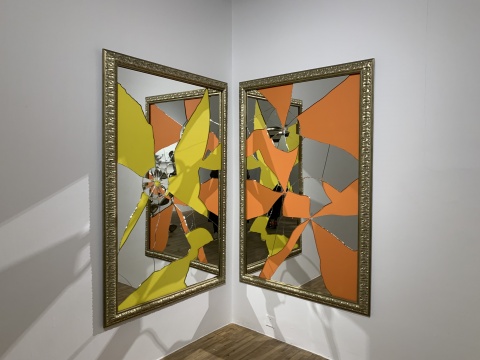 米开朗琪罗·皮斯特莱托 《彩色二减一》 180×120cm(每块) 镜子、镀金木框 2015 米开朗琪罗·皮斯特莱托 《彩色二减一》 180×120cm(每块) 镜子、镀金木框 2015