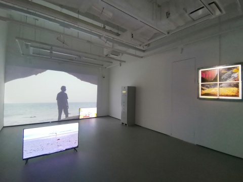 李青《海》左
《霓虹新闻·一亿粒米》右
李青《海》左
《霓虹新闻·一亿粒米》右