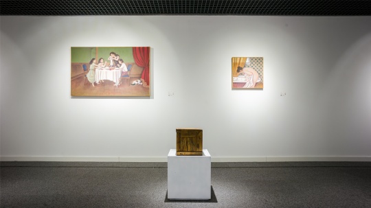 “缱绻”展览现场,孙静的纸本丙烯作品
“缱绻”展览现场,孙静的纸本丙烯作品