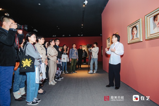 艺术家李贵君在“此时此刻——李贵君作品展”现场导览
艺术家李贵君在“此时此刻——李贵君作品展”现场导览