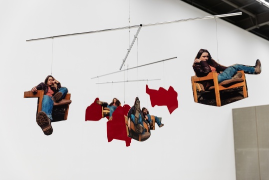 全面一览性与暴力背后的英式幽默 莎拉·卢卡斯亚洲最大规模个展在红砖开幕