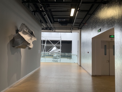 右侧墙面上贴的银箔纸,与隋建国的作品呼应得极为贴切
右侧墙面上贴的银箔纸,与隋建国的作品呼应得极为贴切