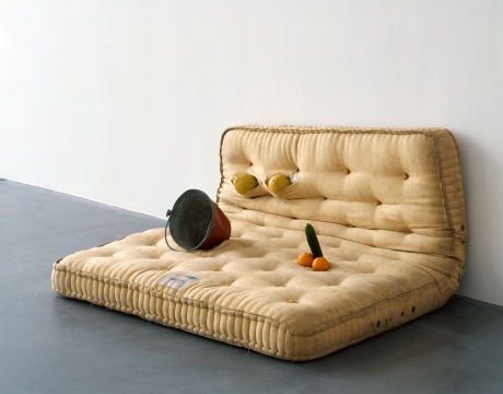 莎拉·卢卡斯《纯赤》84×167.8×144.8cm 床垫、蜜瓜、橘子、黄瓜、水桶 1994 图片由伦敦赛迪HQ画廊提供